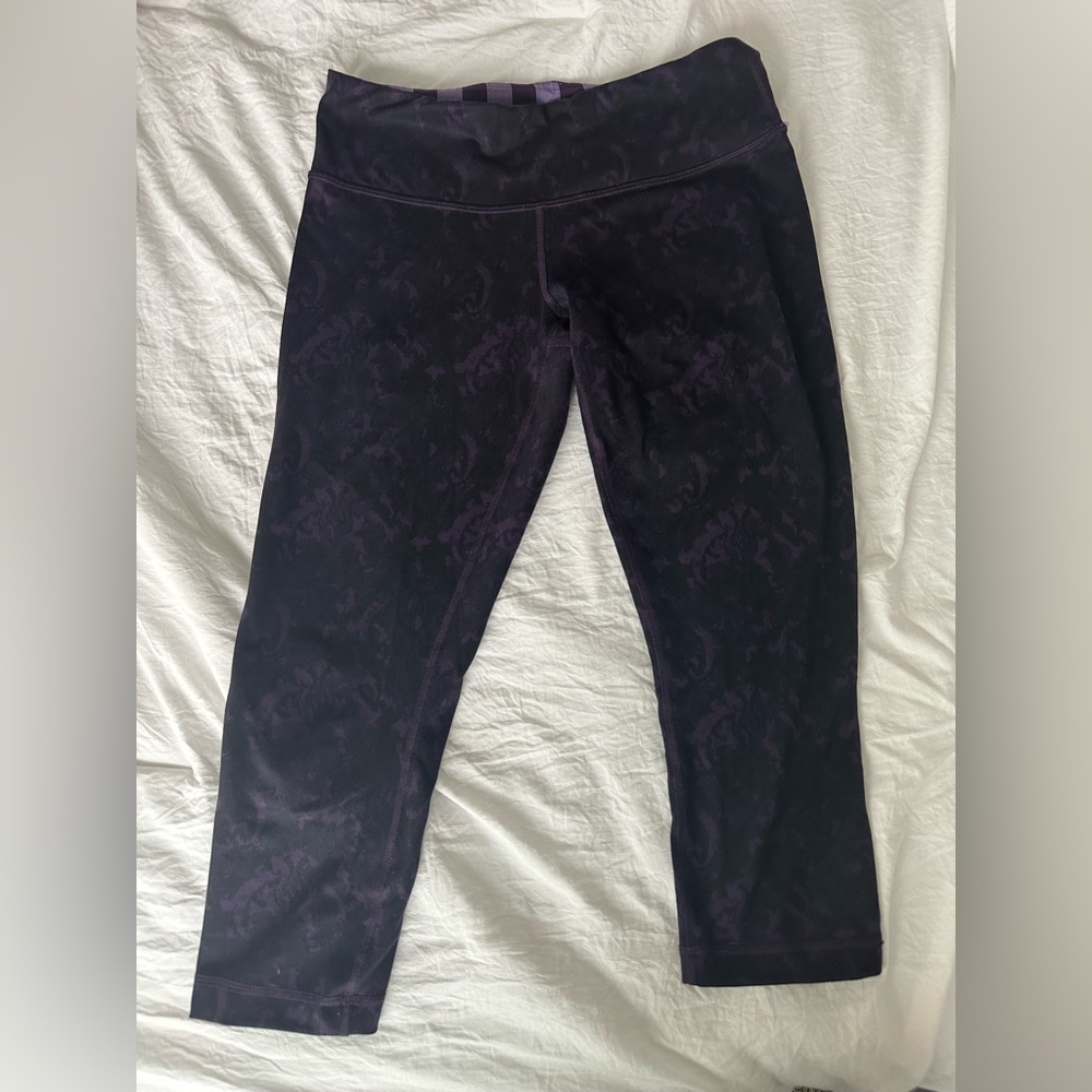 Wunder Under reversible purple floral crop in size 8